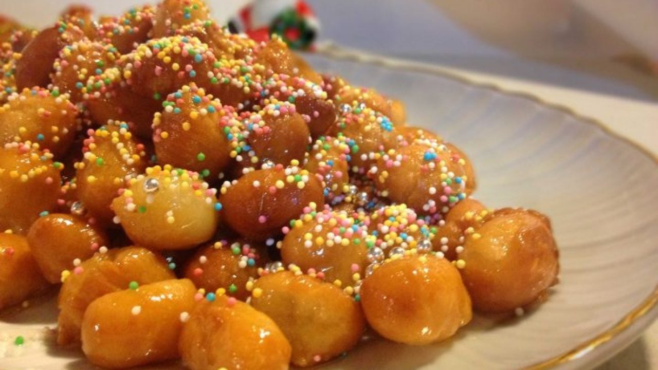 Struffoli Di Natale.Struffoli La Ricetta Della Nonna Dolci Tipici Napoletani Notizieora