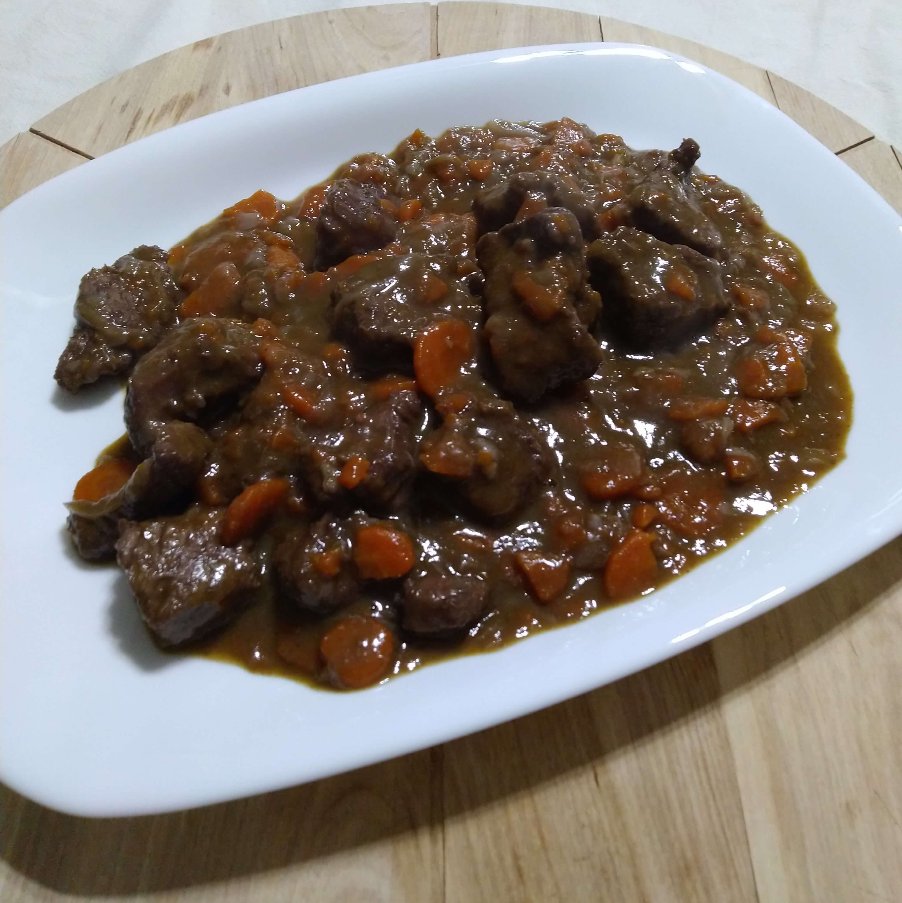 Stufato di carne con cipolle e carote, ricetta per 4 persone.