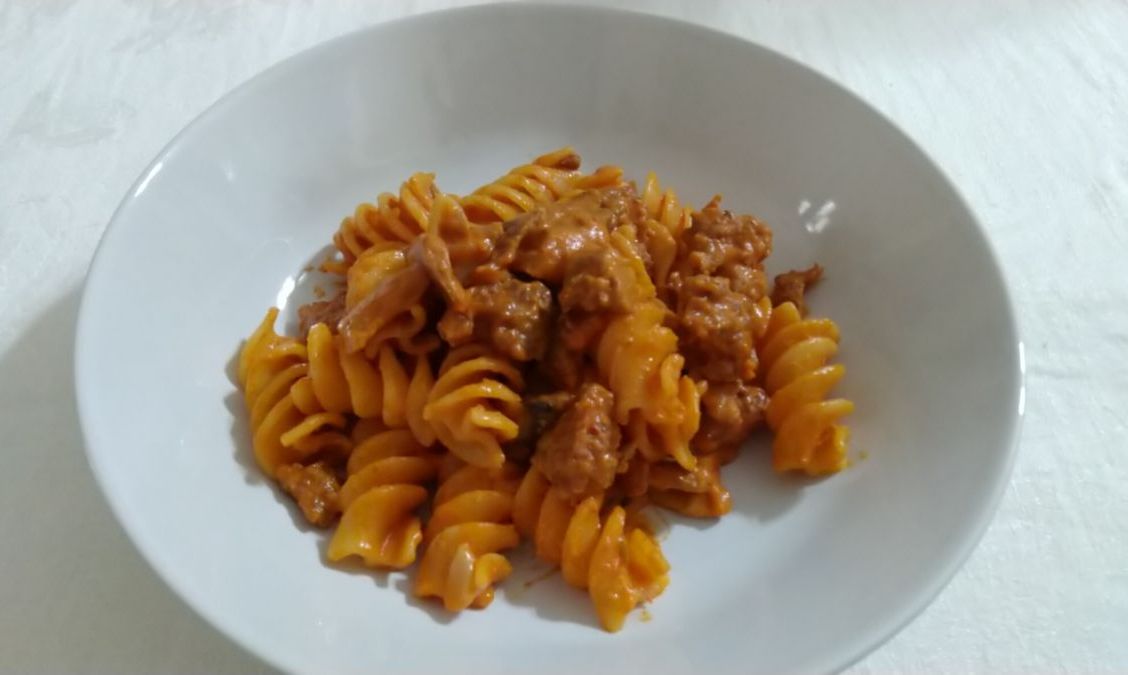 Fusilloni con sugo di salsiccia, funghi e panna ottimo ...