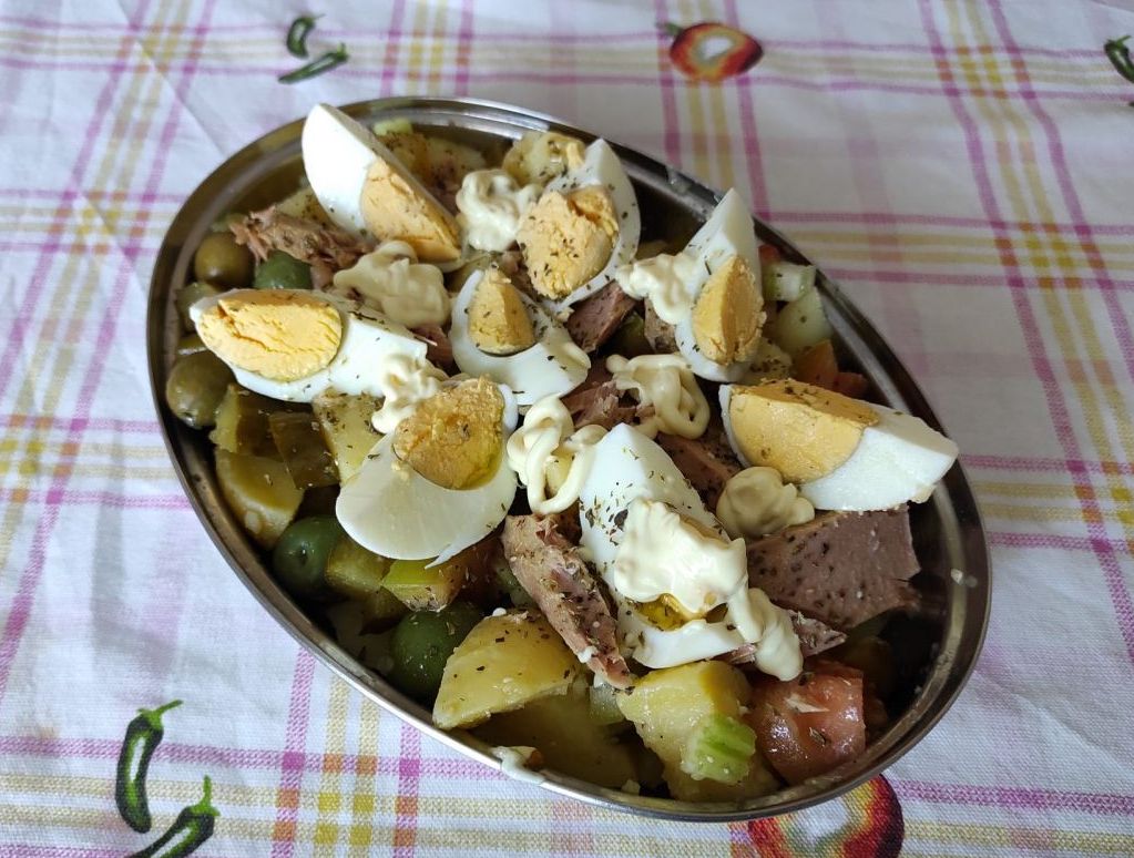 Patate gustose con tonno e uova sode: ricetta di piatto unico